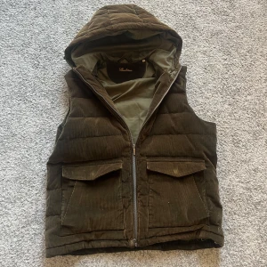 Stenströms väst  - Säljer nu denna eftertraktade stenströms västen i den populära oliv färgen, bra skick! Den är i L men sitter mer som M. Pris kan diskuteras! Kan skicka fler bilder me den på o så!