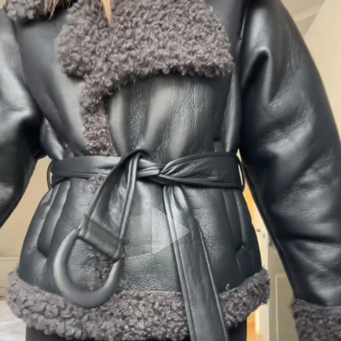 Svart skinnjacka med pälsdetaljer