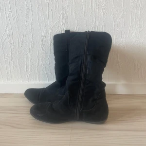 Svarta stövlar med dragkedja - Snygga svarta stövlar med dragkedja på sidan. Perfekta för en stilren look och passar bra till både jeans och klänning. De har en klassisk design med en spetsig tå.