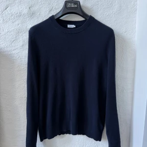 Filippa K merino tröja - Säljer en mörkblå merino tröja från Filippa K i storlek S i väldigt fint skick. Tröjan är köpt april 2024 för ett nypris av 1400 kr. Kvitto medföljer.