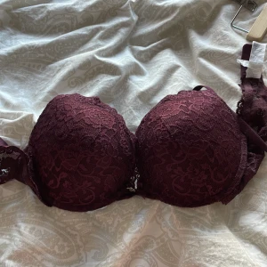 Vinröd spets-bh - Säljer en bh från Cubus som aldrig är använd då jag köpte en förstor storlek. Köpt för 300kr💕