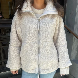 H&M Teddy jacka  - Världens finaste Teddy jacka från H&M i en så fin krämvit färg😍