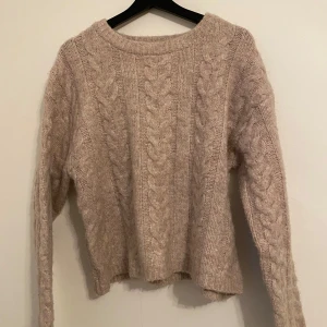 Beige kabelstickad tröja från lager157 - En beige kabelstickad tröja från Lager157. Säljer då den inte kommer till användning. Endast använd ett fåtal gånger och inga slitage. 💗