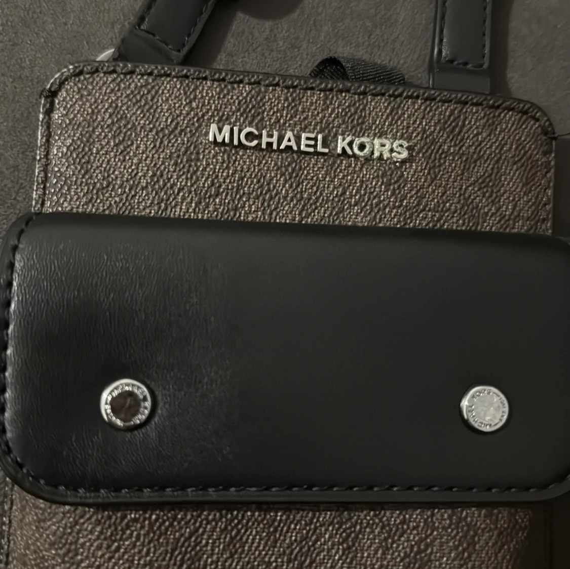 Brun och svart axelväska från Michael Kors - 1