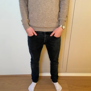 Dondup jeans - Säljer nu ett riktigt feta mörkgrå Dondup michy. Dem är slim fit och i storlek 33 men sitter mer som 31, 32. Den är 40,5cm tvärs över midjan och 102cm från topp till tå. Det finns tecken på användning då jeansen är rätt så använda. Tveka inte på att höra av er vid frågor eller funderingar.