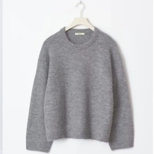 Grå stickad tröja  - Mysig grå stickad tröja från Gina. Helt oanvänd, inte ens provad. Har inte kommit till användning.