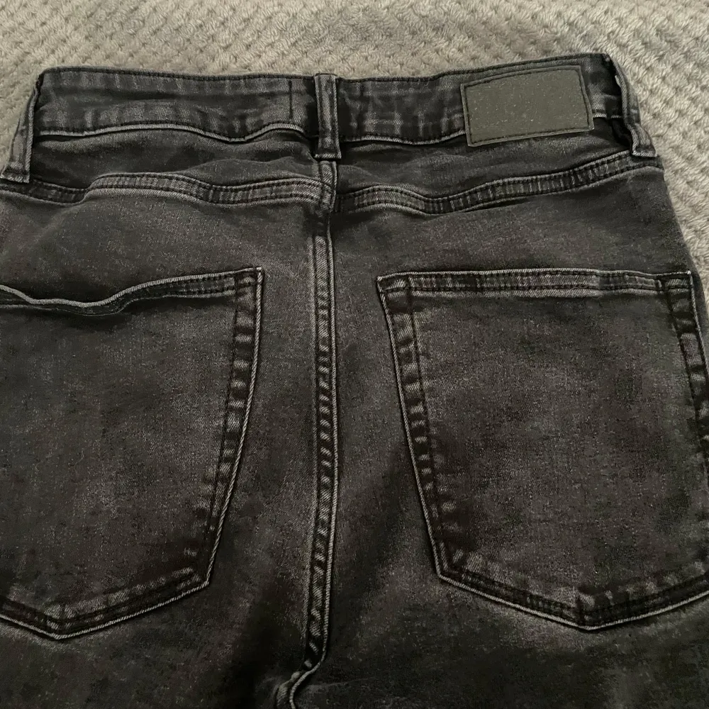 Snygga svarta jeansbyxor från 157 med en flare-stil. Byxorna har en klassisk femficksdesign och en knappgylf. Perfekta för en stilren look. Är storlek M men är mindre i storlek och passar till folk som bär S i storlek. Använd 2-3 gånger.. Farkut & Housut.