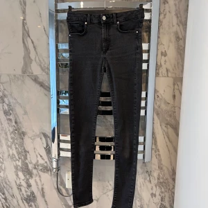 Svarta jeans  - Svarta jeans från Bikbok i storlek S. 