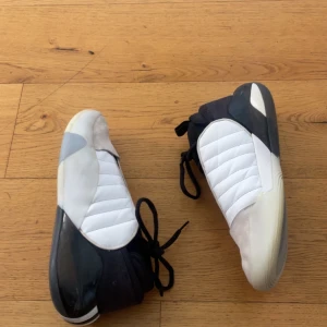 Harden 7 - Ett par harden 7or i vit färg, riktigt bra och sköna basketskor, använda men fortfarande i helt ok skick, kan skicka fler bilder och pris kan diskuteras vid snabb affär, låda ingår