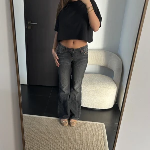 Grå jeans med bootcut - Snygga gråa jeans från weekday med så fin Bootcut! Säljer då de inte kommer till användning🫰