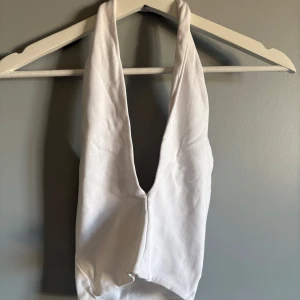 Vit cropad top - Snygg vit cropad topp från Zara. Använd 1 gång, strl s men funkar som xs. 