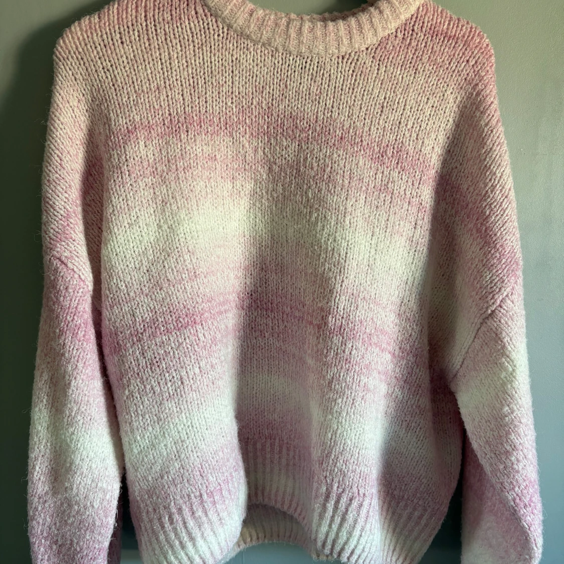 Rosa och vit stickad tröja
