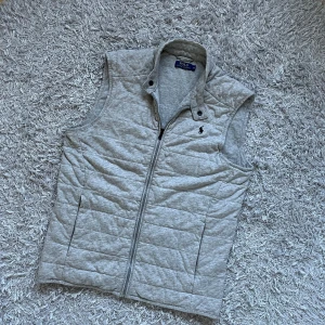 Ralph Lauren väst - Säljer en riktigt skön Raffe väst i ull. | Mycket fint skick har inga defekter eller liknande! | Storlek M. | Ställ gärna frågor innan du köper! 