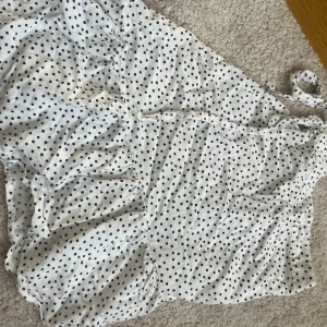 Vit prickig kjol från Kappahl - Jätte fin kjol från Kappahl. Säljer för att den är för liten