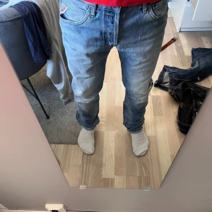 Replay - Ett par snygga replay Lendrick i bra skick utöver hålet vid knäet. Storlek W31 men passar även W30!