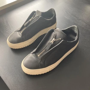 Arigato Skor - Snygga och fräscha, inga hål eller defekts men använda ett par gånger men skorna är fortfarande i fint skick. Skriv om funderingar eller fler bilder!