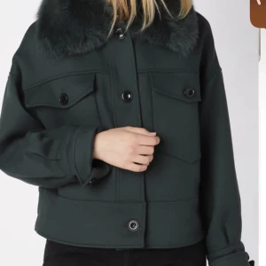 Mörkgrön meotine kappa - storlek s/xs knappt använd