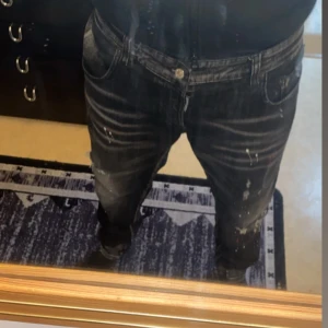 Svarta DSQURED2 jeans - Riktigt fräscha, passa på skriva vid minsta lilla fundering/priset kan diskuteras 👍🏼