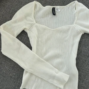 Urringad topp - Långärmad ribbad topp. Urringning och i riktigt bra kvalitet! Använd fåtal gånger. Köpt på H&M för 249kr. ❗️Storleken är missvisande❗️ jag är storlek S i princip alla mina tröjor men var tvungen att ta Xxs för att axlarna inte skulle åka ner & för att den inte skulle sitta för löst vid bysten. Inte genomskinlig, mjukt och skönt material av viskos och polyamid😇