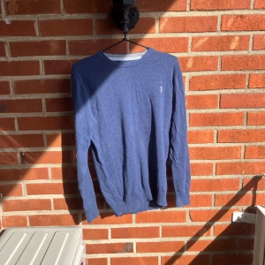 Bruun & Stengade tröja  - 10/10 skick. En marinblå stickad tröja från bruun & stengade knappt använd köpt på nk för 999kr säljer för endast 139kr