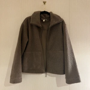 Brun teddyjacka med dragkedja - Mysig brun teddyjacka från H&M bara använde att par gånger❤️
