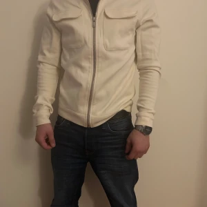 Vit overshirt från Jack & Jones - ⚠️OANVÄND⚠️Säljer denna vita overshirt från Jack & Jones storlek S, passar S/M. 