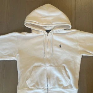 Ralph lauren zip-up - Köpt på polos hemsida för 2295kr. I princip nyskick har använt den några gånger. Den passar S och M ungefär!