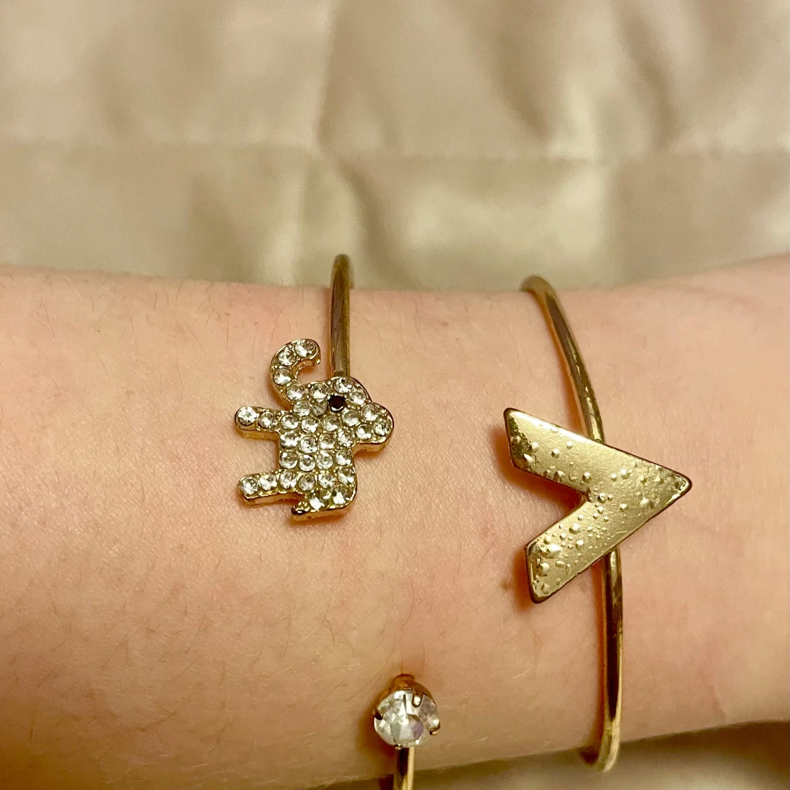 Två guldarmband med detaljer - 4