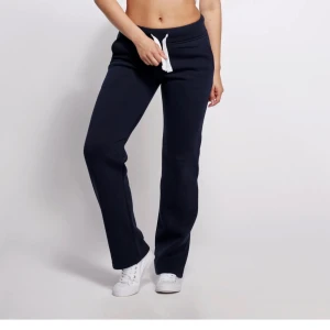 Russemerch byxor - Mjukisbyxor ifrån russemerch. Dom är uppsprättade eftersom de var förkorta men syns inget särskilt när dom är på! Har en liten skråma därav billigt pris🩷( se sista bild)