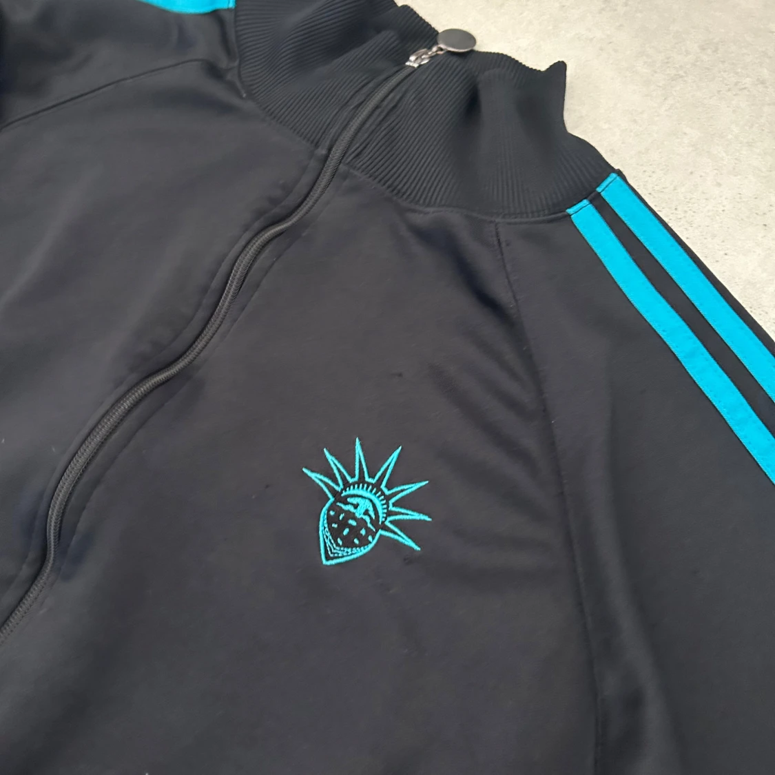 Svart träningsjacka med blå ränder - 1