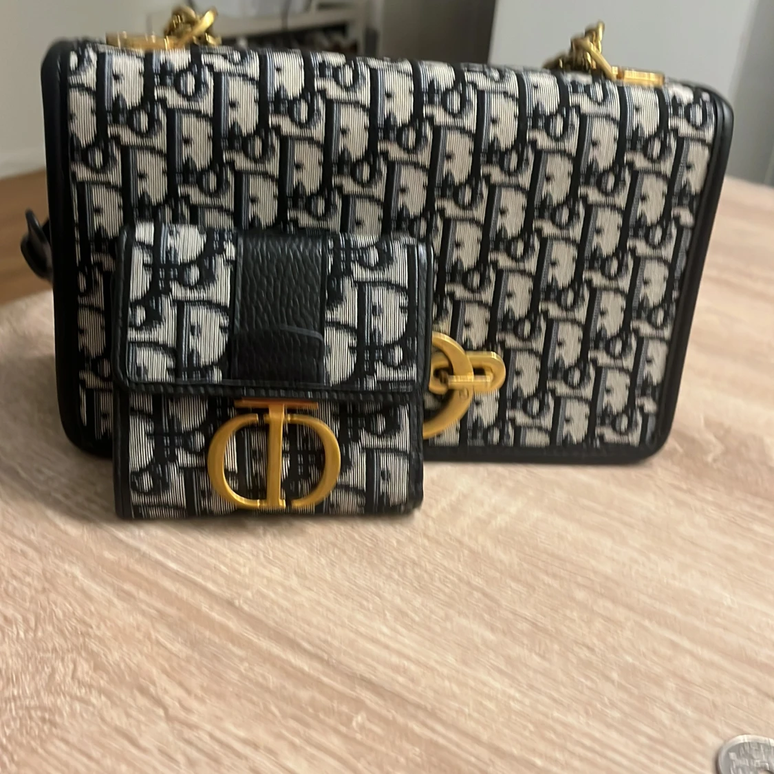 Mönstrad axelväska med gulddetaljer - 3