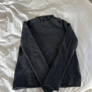 Mörkgrå kashmirtröja från Massimo Dutti - Säljer min cashmere tröja från massimodiutti, som är i en mörkgrå färg!🥰.