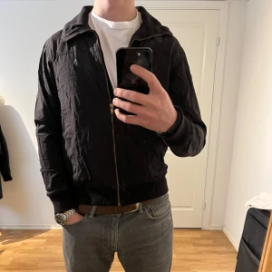 Peak performance jacka  - Säljer denna sjukt snygga jackan från Peak Performance ⭐️ Färgen är svart och storleken är S⭐️Jackan har inga defekter och skicket är utomordentligt🙌🤝 Sjukt najs passform och material också⭐️🙌 Tveka inte på att höra av er dig vid minsta fråga eller fundering😊