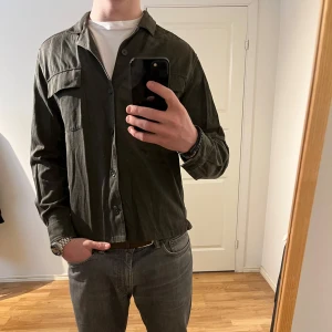 These Glory Days Overshirt  - Säljer denna sjukt snygga Overshirten från These Glory Days⭐️ Färgen är mörkgrön och storleken är M⭐️Jackan har inga defekter och skicket är utomordentligt🙌🤝 Sjukt najs passform och material också⭐️🙌 Tveka inte på att höra av er dig vid minsta fråga eller fundering😊