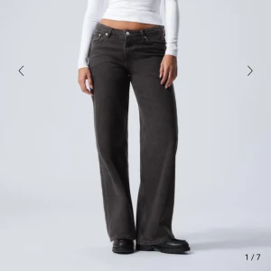 Svarta ample jeans Weekday - Snygga ample jeans från weekday med en avslappnad passform och midwaist/lowwaist. Använt 3 gånger men köptes ganska nyligen! För fler bilder på hur de sitter på, tveka inte på att skriva. Prisförslag tas emot! Men lägsta är 450kr då de är i nyskick <3 Betalning sker endast genom plick för bådas säkerhet. STORLEK: W27 L32. Passar perfekt för mig som e 169cm och bär storlekarna 36/38, S/M.