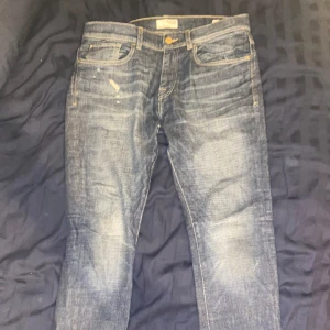 Blå jeans från Selected Homme - Storlek 32/32 Snygga blå jeans från Selected Homme. De är slimfit modell. Perfekta för en avslappnad stil. 