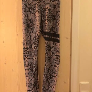 Mönstrade träningsleggings med ormmönster - Snygga leggings med ett coolt ormskinnsmönster i svart,rosa och gråt. Nästan aldrig använda💞💞