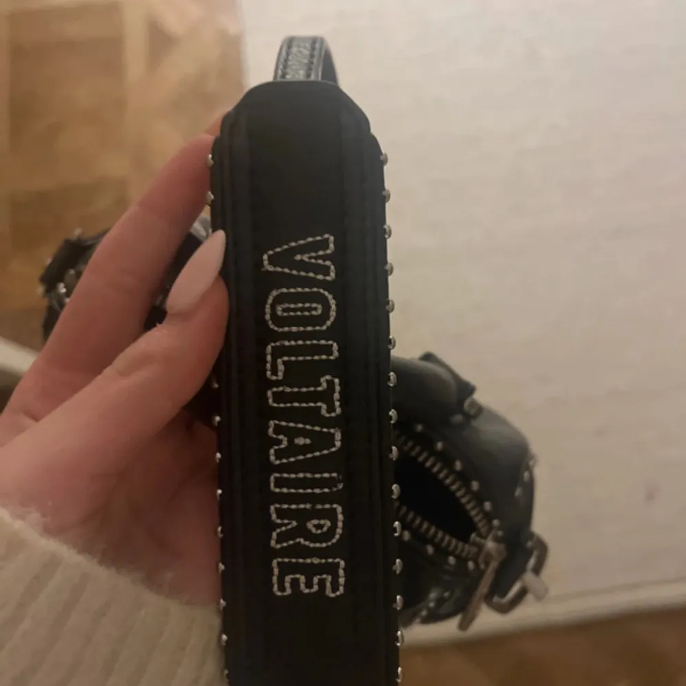 Säljer denna super snygga Zadig väskan i modellen ”Mini Tote Bag”, den är i bra skick, inte använd mycket. Perfekt storlek, den rymmer mer än vad man tror!!💞 Bara och fråga om ni vill ha fler bilder!! Och priset går att diskuteras!!💗💗. Laukut & Käsilaukut.
