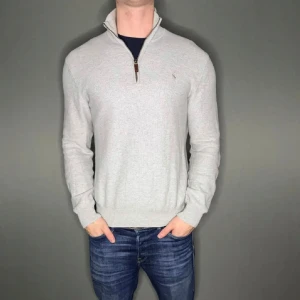 Ralph lauren tröja - Hej säljer nu min fina Ralph halfzip tröja i storlek M. Den är i nyskick och kommer vara otroligt snygg nu i vår och framåt sommaren. Nypris cirka 2400kr! Vi kommer att sälja liknande produkter nu i vår och närmare sommar så glöm inte följa profilen!🌊🍾