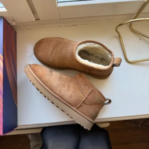 UGG Ultra mini i färgen chestnut - Säljer ett par UGG ultra mini i färgen Chestnut. Använda men har mer att ge. Storlek 38.