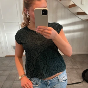 Grön spetsblus - Snygg grön spetsblus i storlek S💞 Den är ifrån Stockh LM🥰