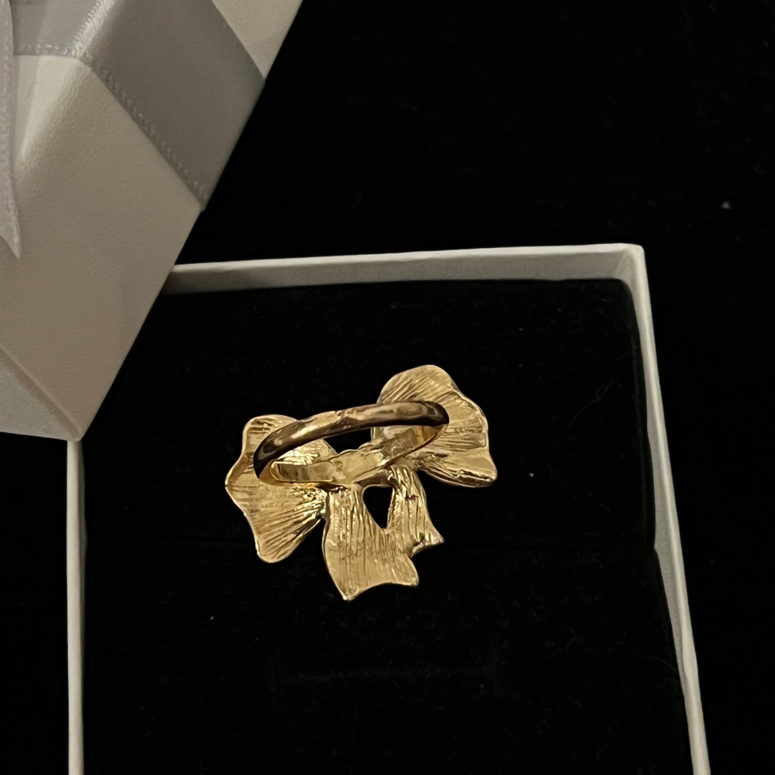 Guldig rosett ring  - 1