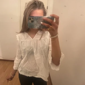 Trekvartsärmad blus - Super söt trekvartsärmad blus ifrån gina young, har spår av användning samt en liten fläck💗 Stolek 170 men jag är 165 och den passar