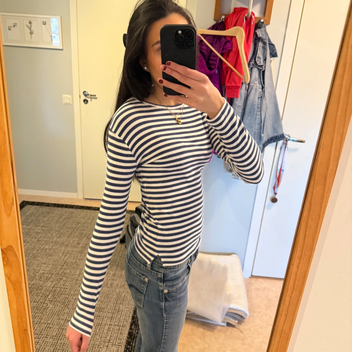 En vit blå randig långärmad tröja - 1