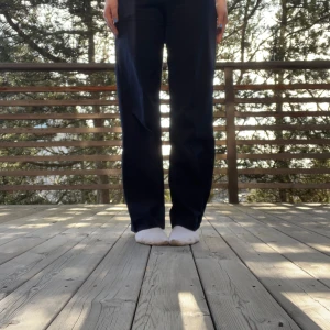 Marinblå kostymbyxor från Madlady - Snygga högmidjade marinblå kostymbyxor från Madlady i storlek S. Använd ett fåtal gånger men i bra skick💓säljer då de är för stora för mig. Ett perfekt basplagg som passar både till vardag och mer uppklädda tillfällen. 