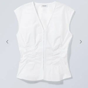 Vit v-ringad topp från Weekday - Snygg vit topp från weekday, bara använd 1 gång. Slutsåld på hemsidan! Storlek 36