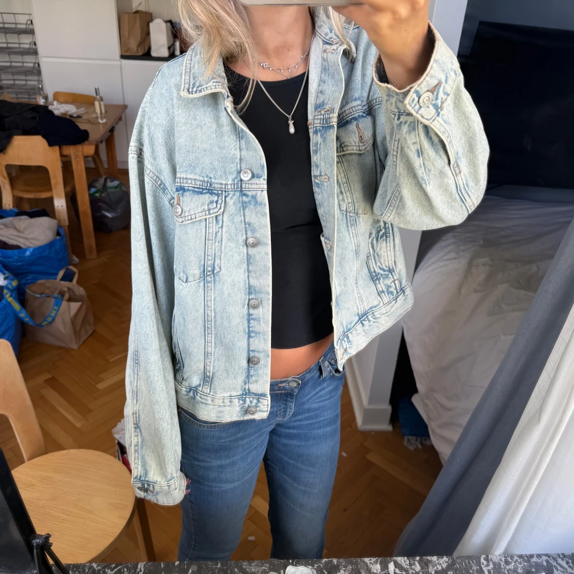 Ljusblå jeansjacka med knappar - 4