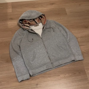 Burberry tröja - Grå zip tröja från burberry. Priset är inte hugget i sten, den är i bra skick (inga hål eller defekter)