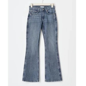 Bootcut jeans - Helt oanvända bootcut jeans med prislapp kvar från Gina Tricot i storlek 36. Modell low waist bootcut. Nypris 499💓