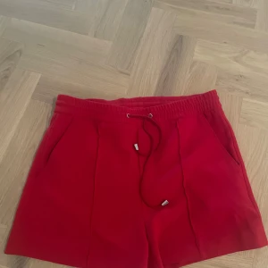 Röda Filippa K shorts - Röda shorts från Filippa K som är helt oanvända! Nypris var 1700 och de är i kostym byxor material. 